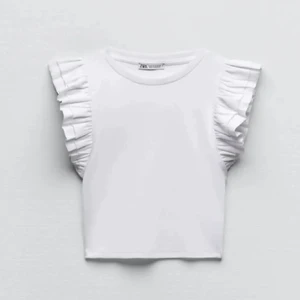 Volang topp - Säljer min vita volang topp. Använd ca 1-2 ggr. Skriv för fler frågor💗💗