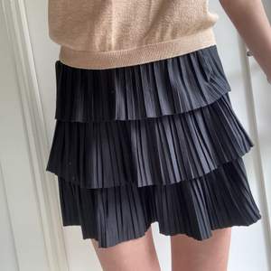 Super snygg svart kjol perfekt nu till sommaren! Köparen står för frakten 66kr!📦❤️