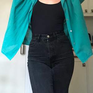 Snyggt urtvättade svarta jeans från Lindex. En aning flare och lite croppade. Favoritbyxan som tyvärr har blivit försmå. 🌞