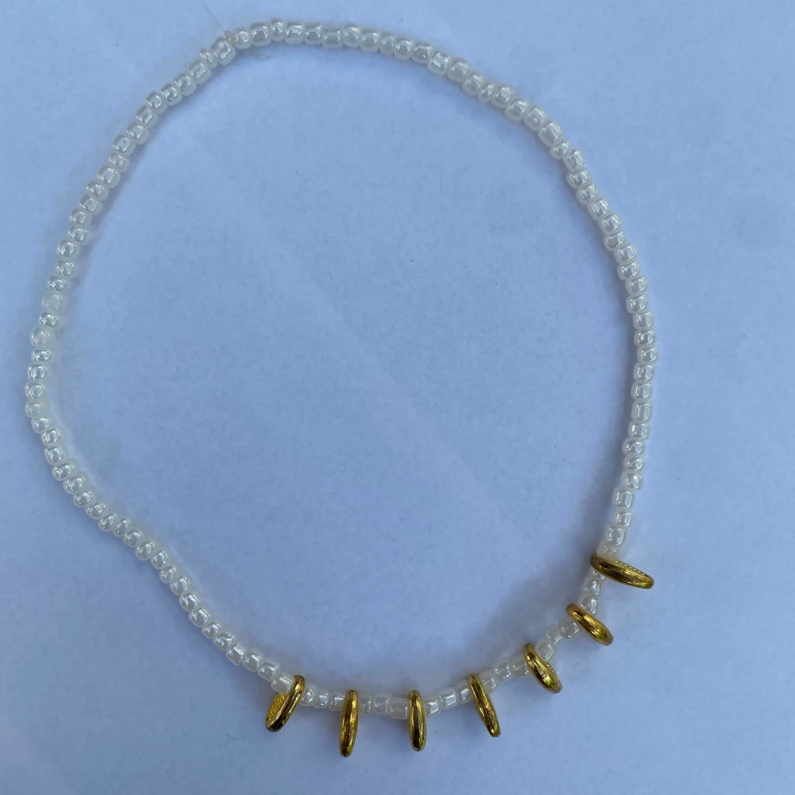 Pärlhalsband med guld snäckor - 90