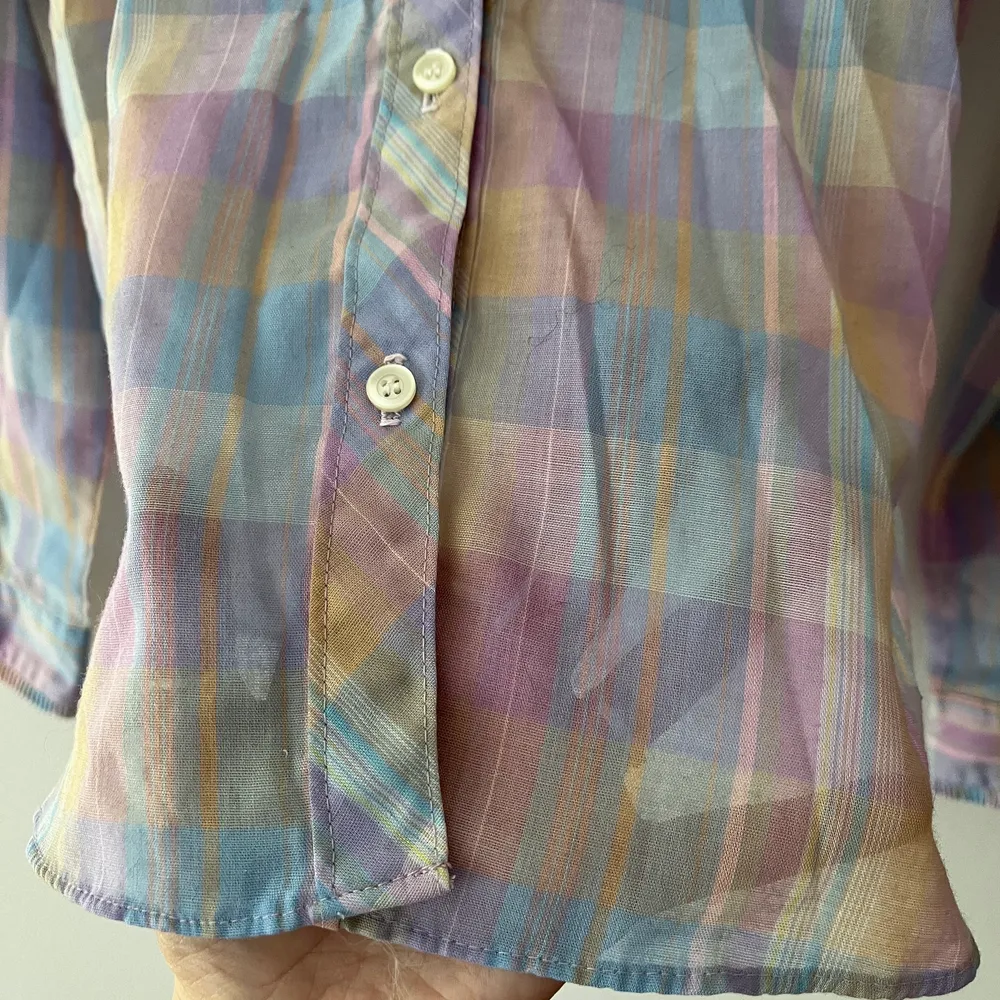 Unik vintageskjorta i pastellfärger med sjukt fina detaljer 🍭 finns ingen storlek med passar någon med XS.. Blusar.