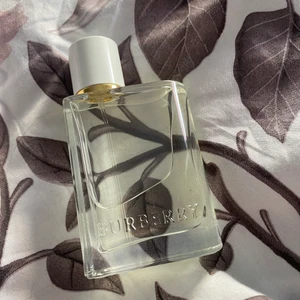 Burberry her eau de toilette 30ml - Noter- Grönt päron,Pion,Musk   30ml Nypris- 695kr  Jag säljer nu min parfym då jag har hittat en annan. Den är använd några gånger men känner inte att doften passar mig.