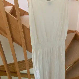 Vit enkel klänning från H&M Basic. Perfekt för slappa varma sommardagar 😊🌸
