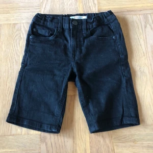 Trekvarts jeans - Svarta trekvarts jeans i stl 128.
