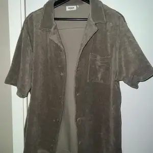 Frottéskjorta från Dobber, knappt använd så skicket är som nytt. Storlek XL