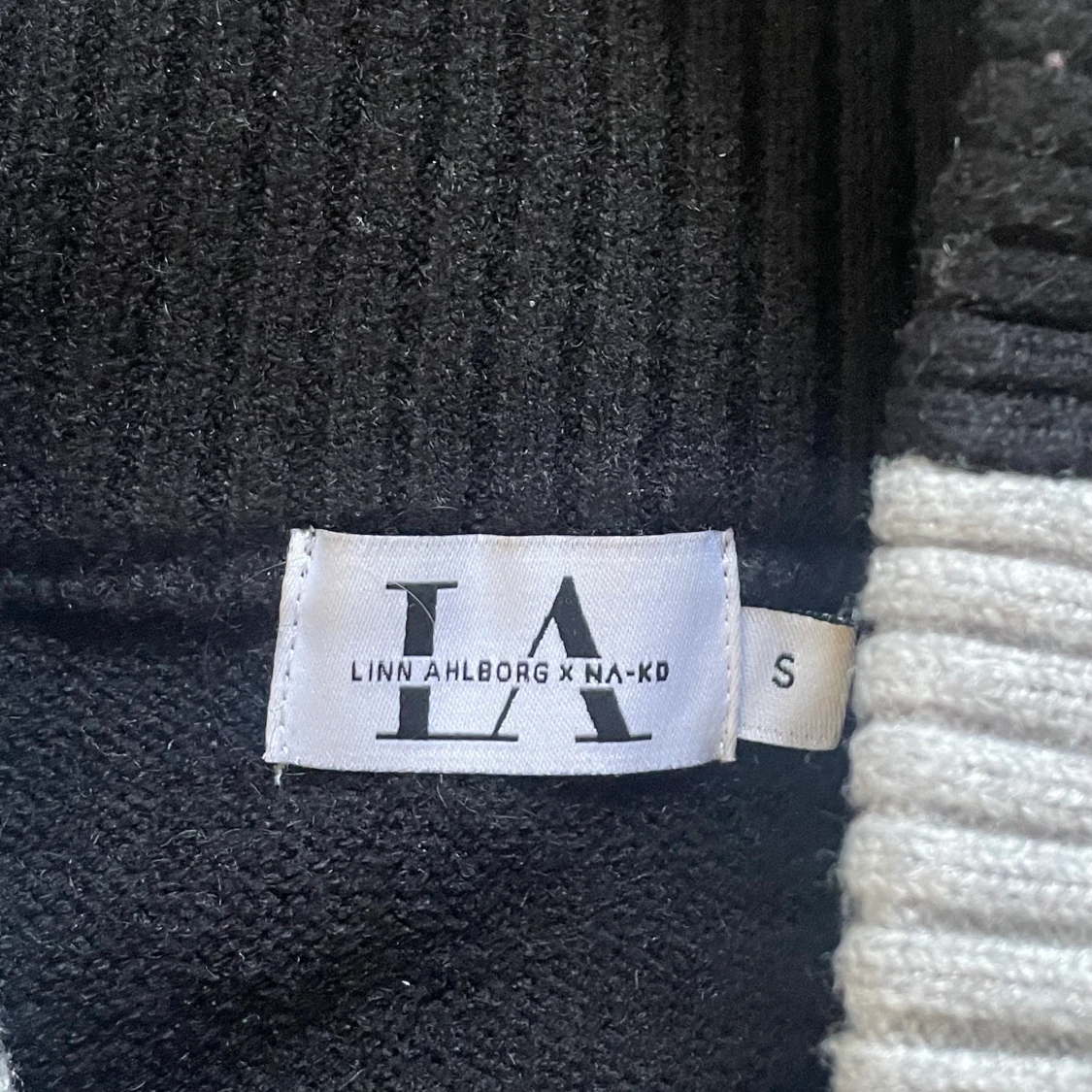 Off-shoulder stickad tröja  - 90