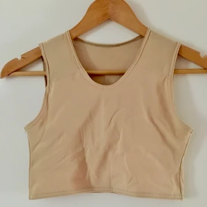 Binder - Gammal binder som jag hade tappat bort men återfann nyligen, från gc2b! Ganska välanvänd men inte väldigt sliten. Beige, halftank, lite skrynklig men annars inget fel på den!