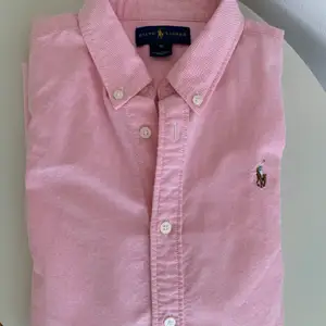 Skjorta från Ralph Lauren i storlek yr-16, motsvarar storlek XS för dam.  Sällan använd! Kommer inte till användning därför jag säljer✨