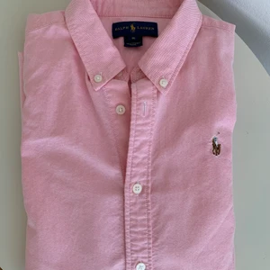 Polo Ralph Lauren skjorta - Skjorta från Ralph Lauren i storlek yr-16, motsvarar storlek XS för dam.  Sällan använd! Kommer inte till användning därför jag säljer✨