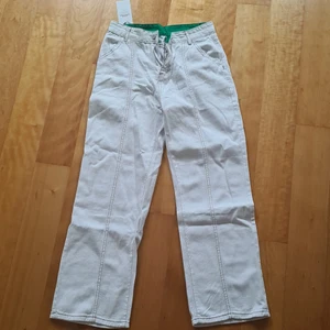 Vita boyfriendjeans - Vita boyfriend jeans. Säljer pga att de var för korta för mig (jag är 176). Passar även storlek M. Aldrig använda, bara provade 1 gång. Du betalar frakten. 👖☀️💗