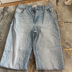 Nya jeans från abrand. Endast testade. Storlek 28. Modell ”94 high straight”. Köptes nya för 900kr