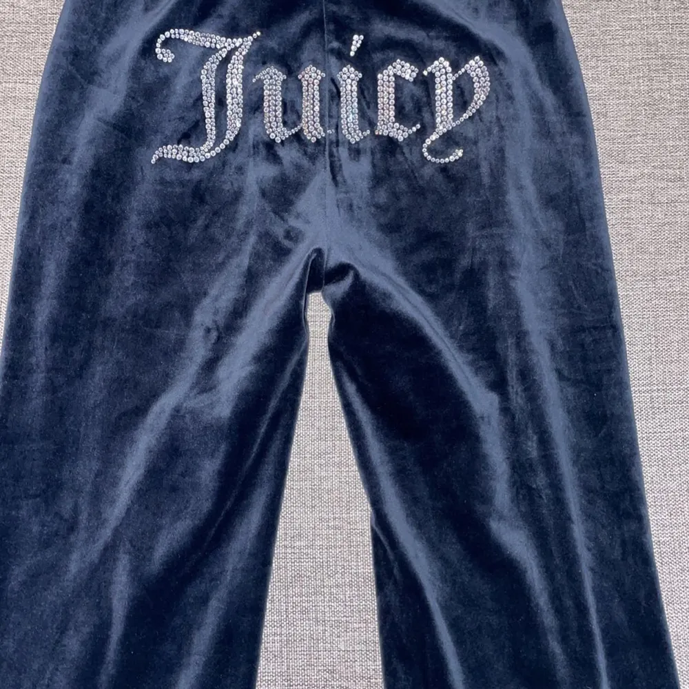 Säljer dessa snygga mörk blå juicy couture byxor. Har aldrig använt dom och säljer dom för 400 + frakt . Jeans & Byxor.
