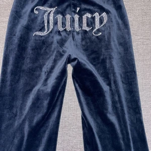 Juicy couture  - Säljer dessa snygga mörk blå juicy couture byxor. Har aldrig använt dom och säljer dom för 400 + frakt 