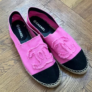 chanel skor sandaler espadrilles - obs! ej äkta chanel. helt rena, fläckfri. storlek: 41, men skulle säga att den passar även 40. möts upp i stockholm eller fraktar 