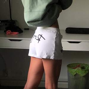 Supersnygga vita shorts ifrån märket Roxy. Jättebekväma och snygga men tyvärr lite för tights för min smak. Vita men inte genomskinliga alls!!