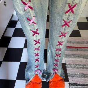 Y2k byxor - Skit snygga light washed jeans med velvet detaljer💕 helt nya 