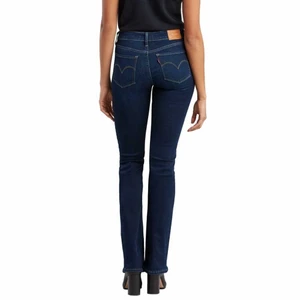 Levis jeans - Säljer mina Levis jeans i modellen 715 bootcut. Storleken är 24 och de har tyvärr blivit försmå för mig. Längst ner på byxorna har jag klippt en slits som är ungefär 5 cm lång som är väldigt lätt att sy ihop ifall man så vill. Köptes på Plick💗💗