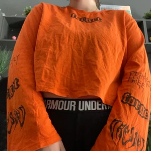 Orange croptop från H&M - Orange och flowy croptop från H&M som jag inte använder längre och har bara använt max 10 gånger.   Skriv gärna vid frågor!