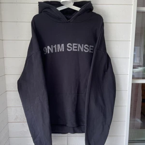 Hoodie med strasstryck - Svart hoodie med tryck av strassstenar från märket 91nim Sense i strl XL. Tröjan är som ny och nypris är 999kr. Säljer pågrund av att den är för stor för min smak. Köparen står för frakten ✨