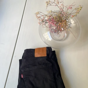 Levis jeans svarta  - Levis jeans svarta- W30 L29 ribcage straight 
