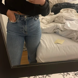 Jeans  - Säljer mina blåa jeans från Gina som typ aldrig använder längre. Jeansen är i storlek s och är helt felfri😁