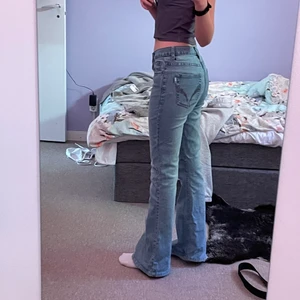 Bootcut jeans - Snygga midwaist bootcut jeans med detaljer jag thriftade i Stockholm. Använd fåtal gånger och säljer då det inte är min stil längre. Finns lättsydda hål där bältet ska vara. Frakt ingår🥰