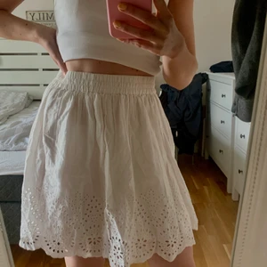 Volangkjol - Sommarskjol med broderi från bikbok 🫶🏻 är i en storlek medium men passar en S/M