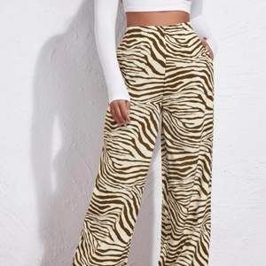 LÅNADE BILDER! Bruna zebra mönstrade byxor 💓 Endast provade :) 💕 Lite för korta för mig som är 169 cm så rekommenderas till någon lite kortare🥰