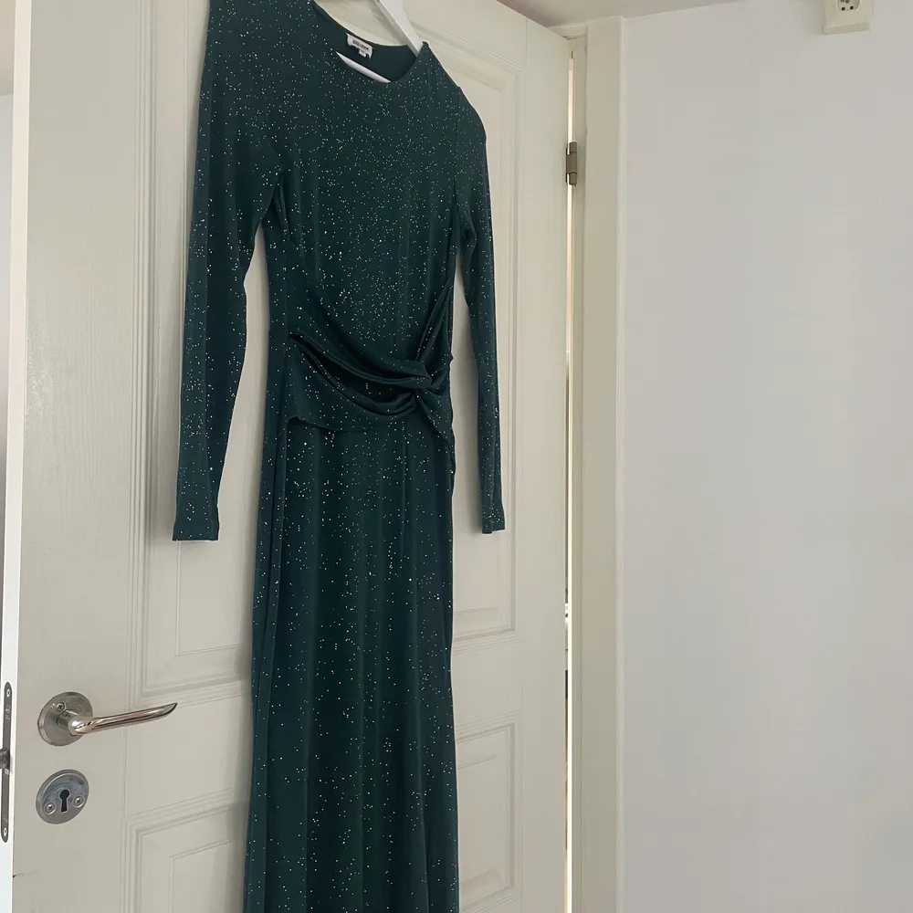 Mörkgrön glittrig långklänning i bra skick från bubbleroom använd en gång🥂 . Klänningar.