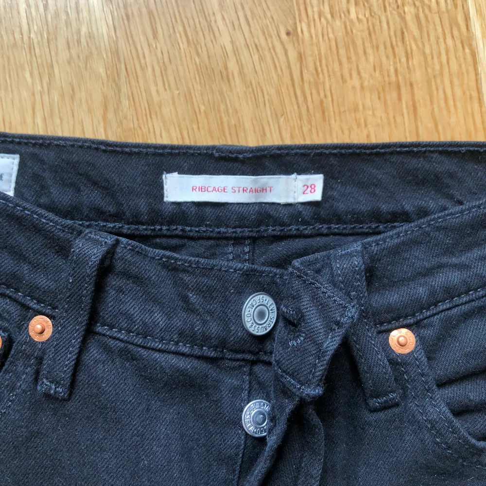 Ett par Levis jeans i modellen ribcage straight storlek w.28 l.27 Så snygga. Tyvärr blivit för stora för mig. . Jeans & Byxor.