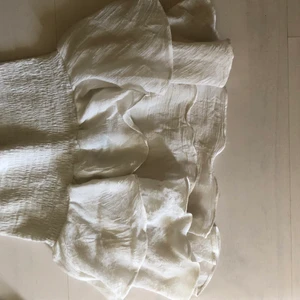 Vit volangkjol - Jag säljer en vit volangkjol som användes en del förra sommaren! Nu hoppas jag att någon annan vill ta över den till den här sommaren! Man ser att den är använd men den är inte sönder på något sett, så den är i relativt bra skick! Hör av dig vid frågor! 