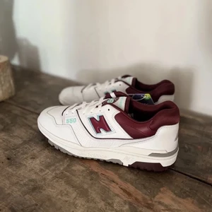 New Balance 550 burgundy turquoise - Helt nya New Balance 550 i kartong köpta från zalando så kvitto finns! stl 37,5. Slutsålda överallt!  Kan skickas eller mötas upp i Stockholm