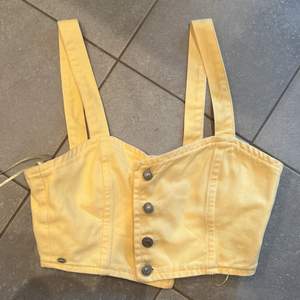 En gul fin kroppad topp från pull and bear. Använd fåtal gånger, storleksmässig s-m