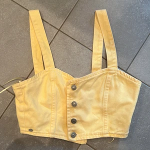 Pull and bear top - En gul fin kroppad topp från pull and bear. Använd fåtal gånger, storleksmässig s-m