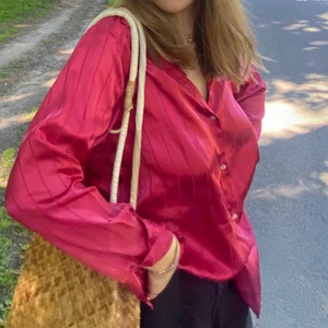 skjorta siden - Skitsnygg skjorta u siden! Härlig färg, skönt material. Passar xs-m beroende på önskad passform!