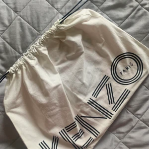 KENZO CLUTCH - ny skick, ÄKTA Förvarings påse tillkommer finns i göteborg, fraktar även men då står köparen för frakten tack på förhand🙂