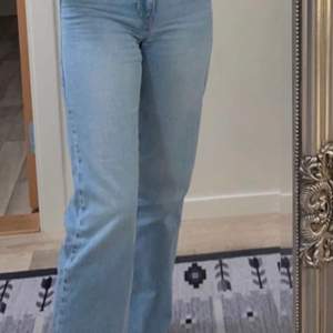 Fina jeans från NA-KD. endast använda några gånger då dom tyvärr blev för små  Jag är 167 och dom är liiite korta på mig 