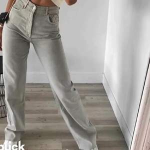 Ett par gråa jeans från Zara, jätte fina och inga fläckar eller märken. (Lånad bild) 💓