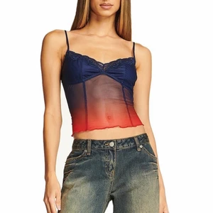 Linne från I am Gia  - Mesh linne från I am Gia 💙🧡 Supertrendig och jättesnygg! Storlek XL o det stämmer bra, passar nog bäst på en storlek 44-46 🌺 I nyskick så superfin! Nypris är ca 500kr 🌻🔥