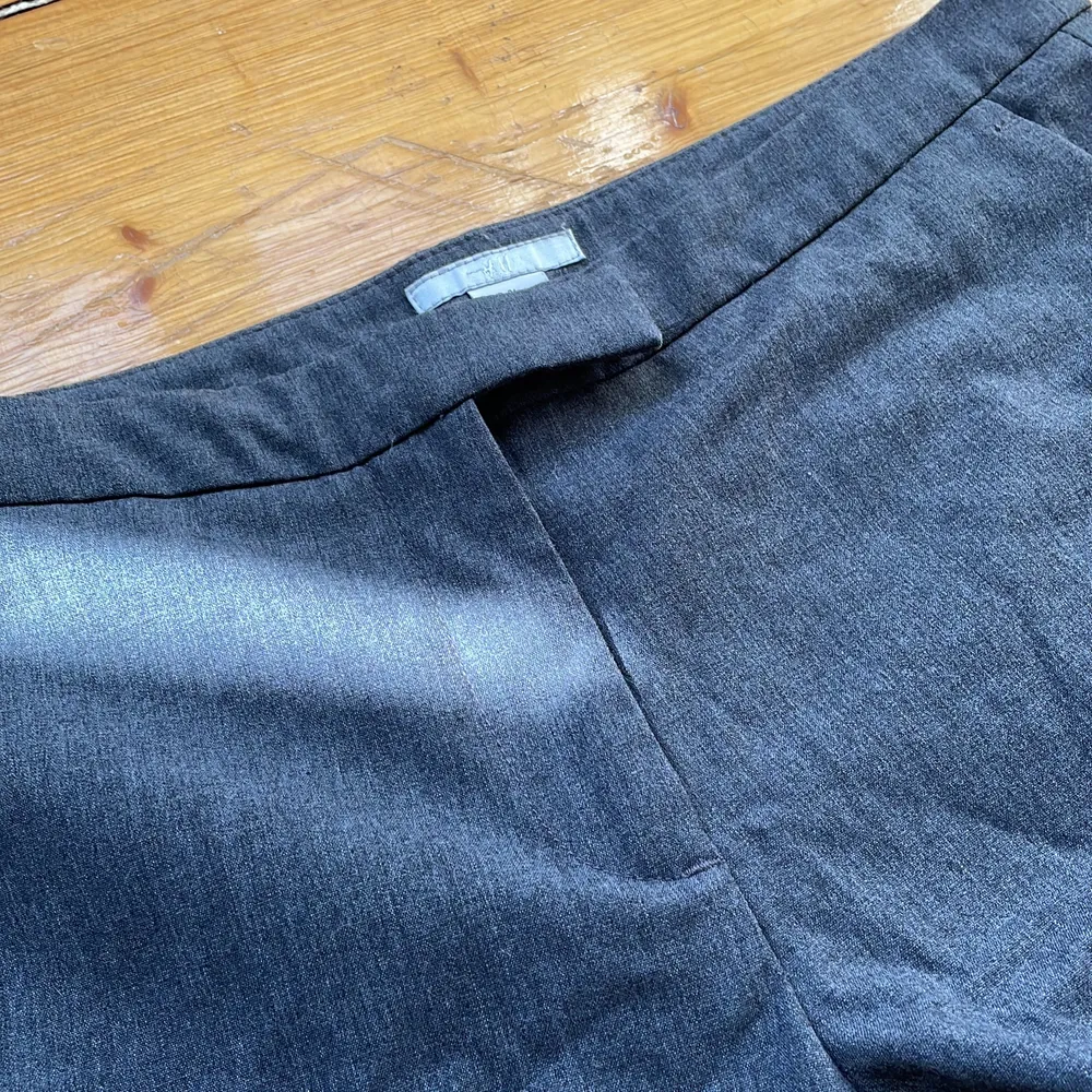mörkgråa kostymbyxor i bra skick, säljer för  80kr + frakt. Jeans & Byxor.