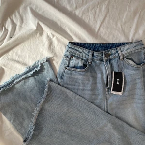 Ljusa bootcut jeans  - Sjukt snygga bootcut jeans från märket emminol. Tyvärr passar de ej mig så kan ej ta bilder med dem på. Kan dock ta alla mått som önskas. Uppskattas passa bäst på en S! Köpare står för 66kr frakt. Köptes för 1900kr!!!!! De är i en högmidjad modell.  