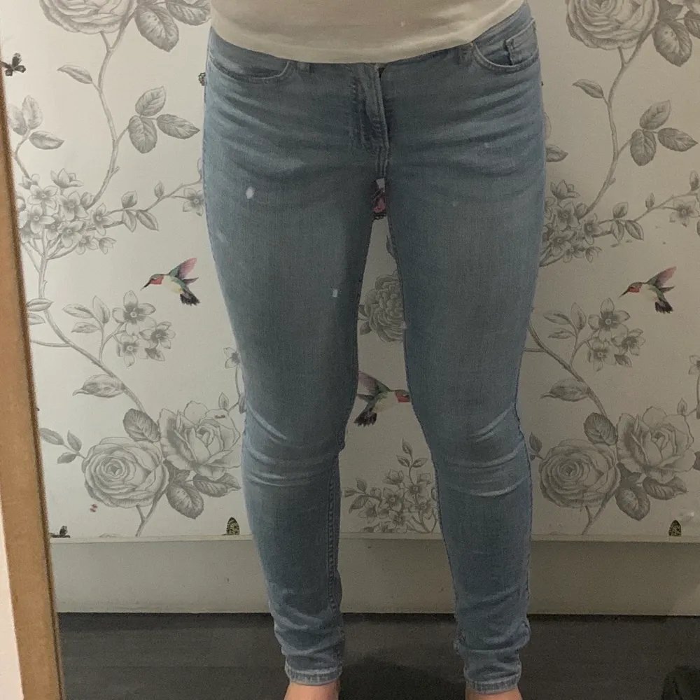 Superfina midwaist skinny jeans från H&M. Som nya. Är absolut öppen för prisförslag, kan mötas upp i Stockholm och det är bara att skriva för fler bilder! . Jeans & Byxor.