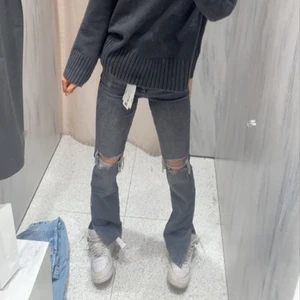 Zara grå jeans - Säljer dessa grå zara jeans utan hål (se andra bilden) 😍