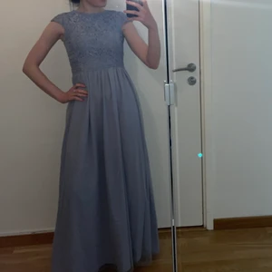 Maxiklänning  - Säljer denna gråblåa maxiklänning för 600kr✨priset kan diskuteras!  Finns i Gbg 
