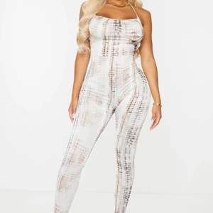 Tie dye Jumpsuit - Säljer en beige jumpsuit med öppen rygg från PrettyLittleThing. Köpte fel storlek så kan inte ens få på mig den därav ingen egen bild. Den är i strl 36 och skulle säga att den är sann i storlek, men 38 hade också funkat skulle jag säga. Nypris £25 ≈ 262kr