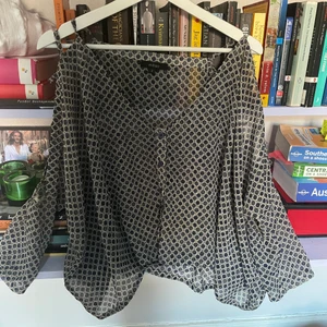 Mönstrad blus  - Vintage blus i fint mönster som är öppen längs armarna. Köpt i en second hand butik i San Fran 