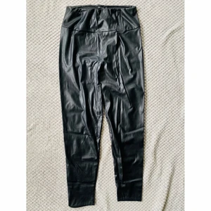 Leggings Nelly - Leggings i skinnimitation. Stretch och resårband i midjan. Hög midja. Från Nelly i storlek medium.