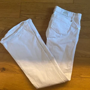 Jeans - Detta är ett par helt oanvända rock & republic jeans! Dem är lågmidjade och utsvängda. Jag är 166 cm och dom sitter perfekt i längden! Byxorna är i strl S. Skulle det bli fler intresserade så blir det budgivning! 💕