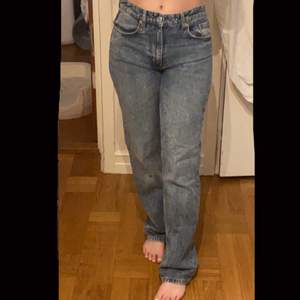 Jeans från zara i midwaist modell:) storlek 38 men passar en 36a med! 💖
