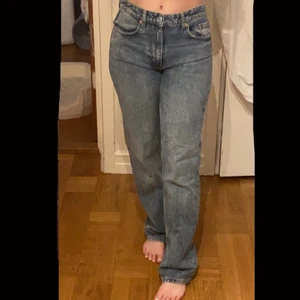 Zara jeans  - Jeans från zara i midwaist modell:) storlek 38 men passar en 36a med! 💖